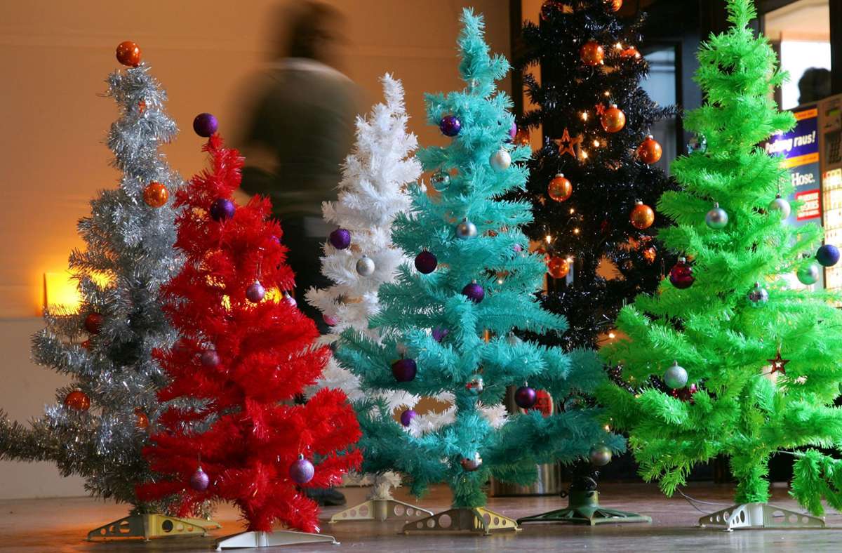 Plastiktannen sind für die Umwelt nicht pauschal schlechter als echte Weihnachtsbäume. Es kommt darauf an, wie lange die Plastikbäume verwendet werden und wie viele Weihnachtsbäume sie ersetzen.