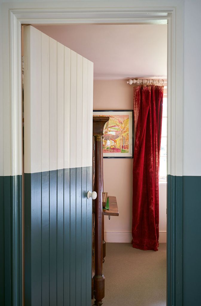 Wer sein Heim neu gestaltet, kann auch über eine neue Gestaltung der Türfarben nachdenken, hier genau gleich gestrichen wie die Diele, so akzentuiert man auch vermeintlich unwichtige Durchgangsräume.