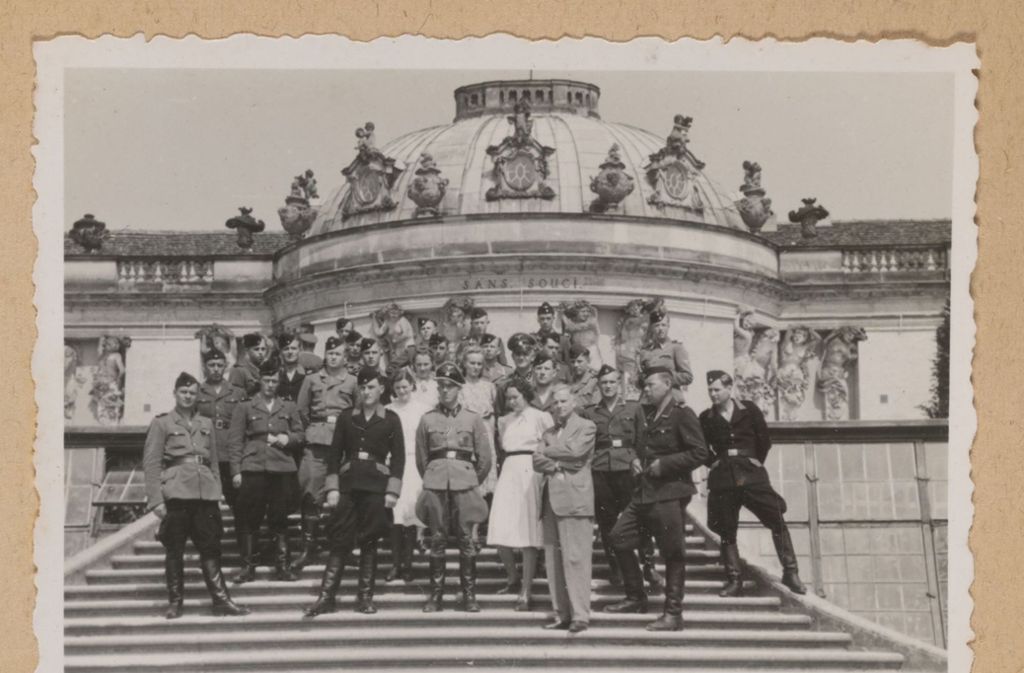 Belohnungsfahrt für die Sobibor-Belegschaft samt Ehefrauen im Sommer 1943: Auf der Freitreppe von Schloss Sanssouci Potsdam