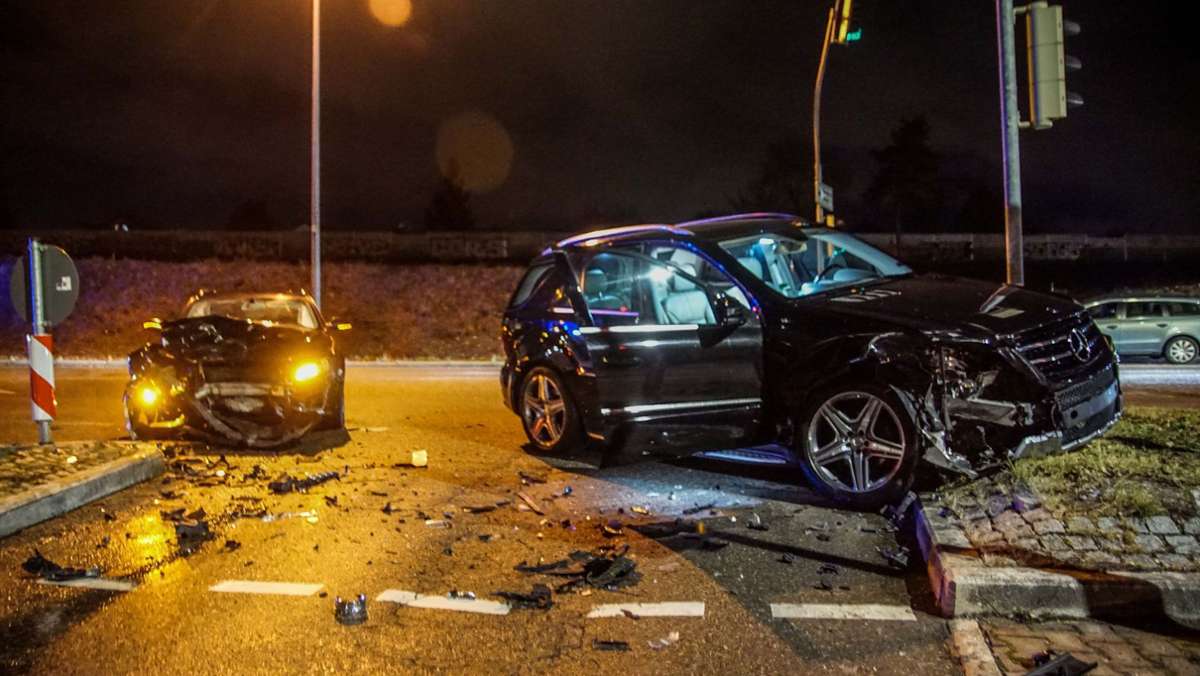  Weil ein Autofahrer eine rote Ampel missachtet, kollidieren in Böblingen zwei Fahrzeuge. Zwei Personen werden verletzt, es entsteht ein Sachschaden von rund 20.000 Euro. 