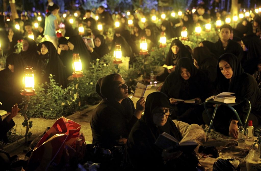 In der Nacht der Bestimmung gedenken die Menschen in Teheran auch ihrer Toten.