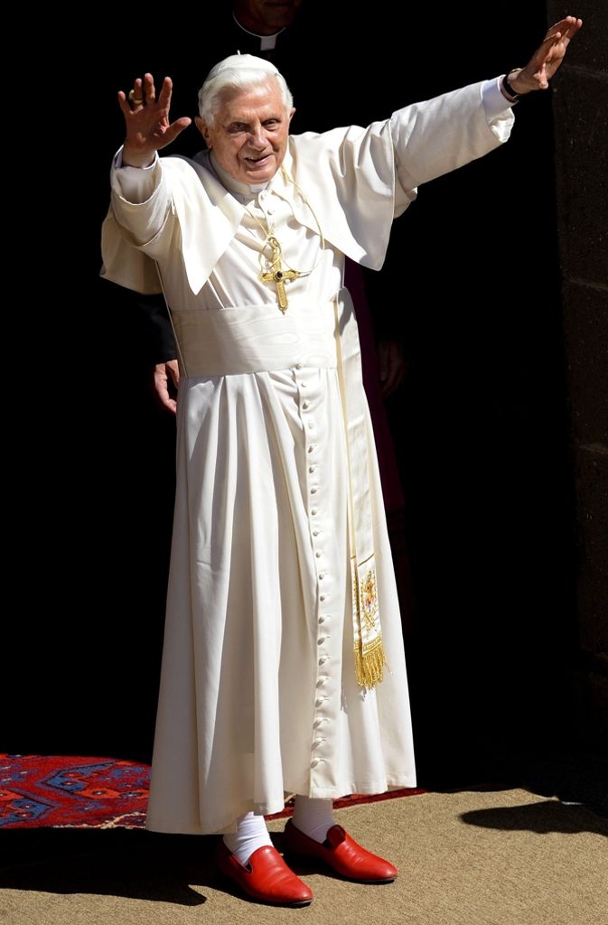 Benedikt XVI. liebt feuerrote Schuhe (hier bei einer Audienz in Rom am 1. September 2010 in Castel Gandolfo).
