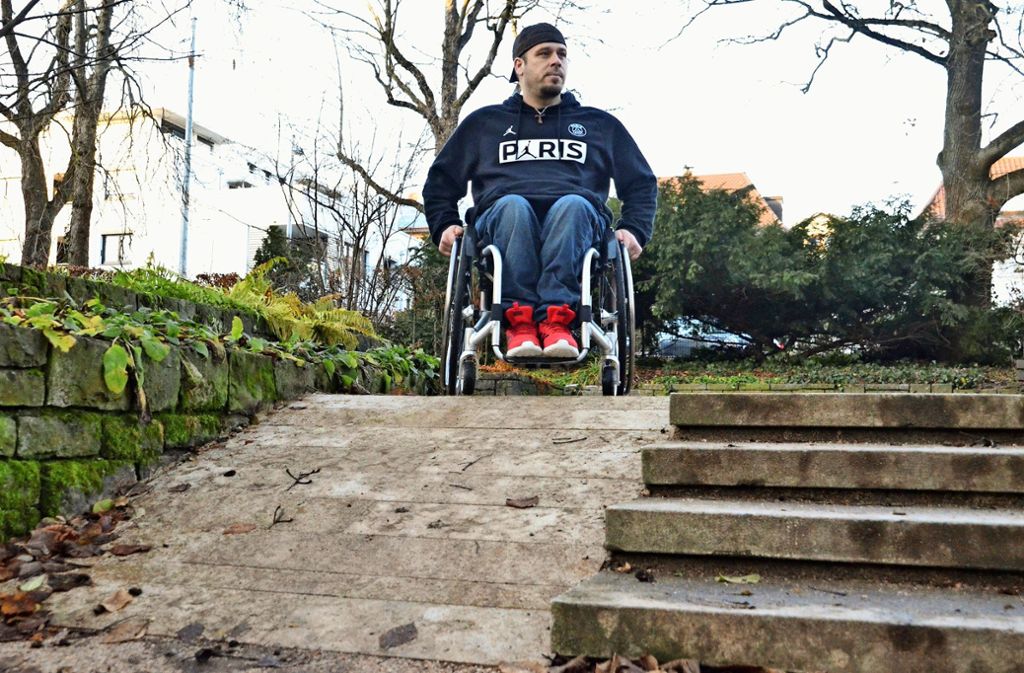 Ohne Hilfe seien die neuen Rampen für Rollstuhl- und Rollatorfahrer kaum zu bewältigen, sagt Ivo Josipovic. Sie sind zu steil. Foto: Sandra Hintermayr