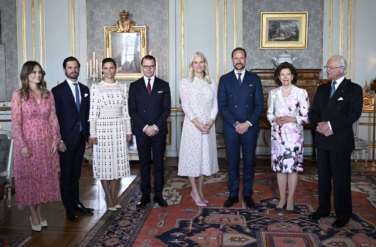 Gehören beinahe zur Familie: Norwegens Haakon und Mette-Marit mit der schwedischen Königsfamilie.