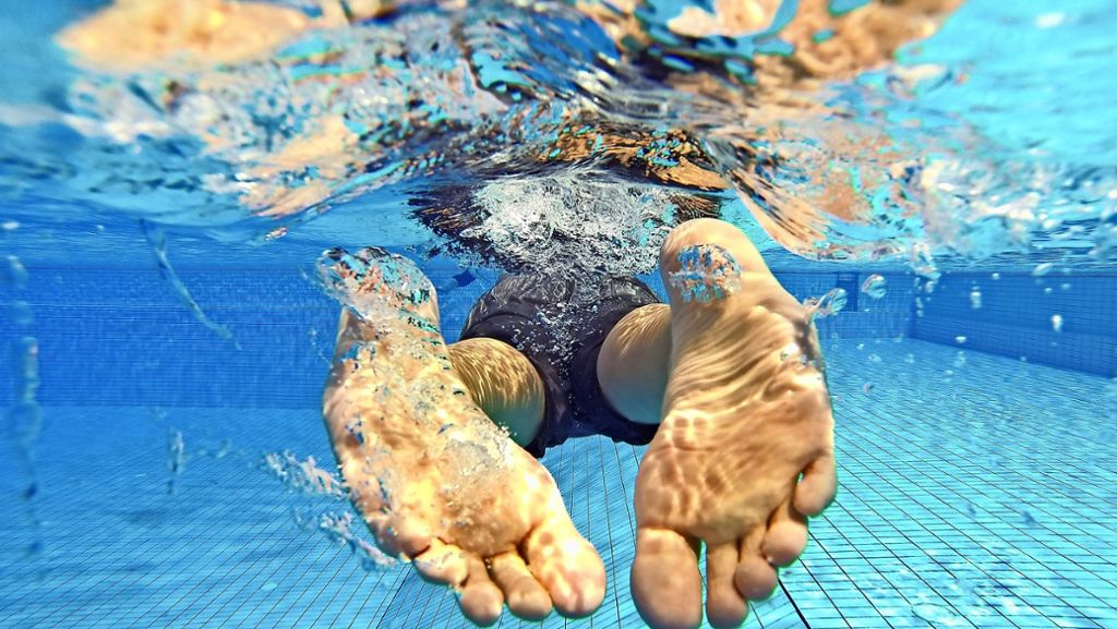 In Nordrhein-Westfalen: Polizisten in Badehosen angeln sich aggressiven Schwimmer