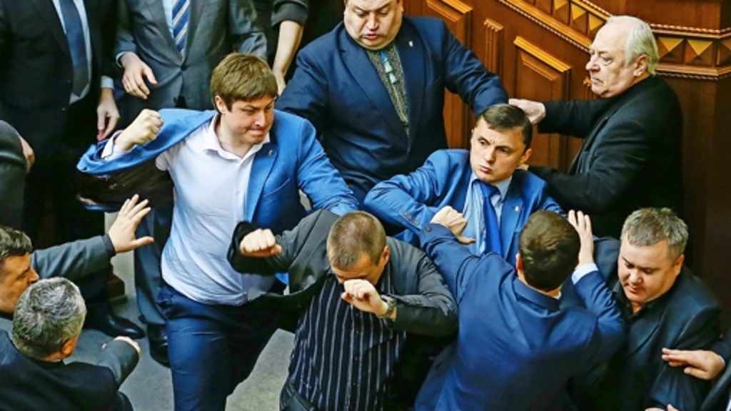  Im Parlament in Kiew hagelt es Faustschläge. Und in Ostukraine wird die Lage immer unübersichtlicher. Seit dem Wochenende halten prorussische Aktivisten in Donezk den Regierungssitz besetzt. Die Hintermänner der Separatisten bleiben im Dunkeln. 