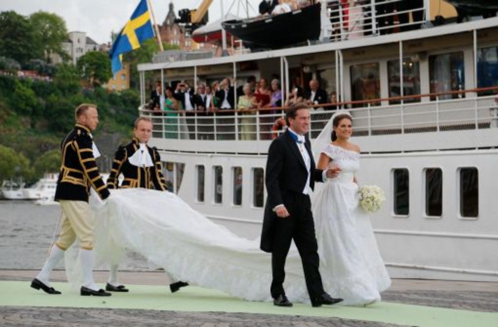 ... zu einem Bootsanleger in derStockholmer Altstadt. Von dort ging es für das Paar und die 400 Hochzeitsgäste mit Schiffen ...