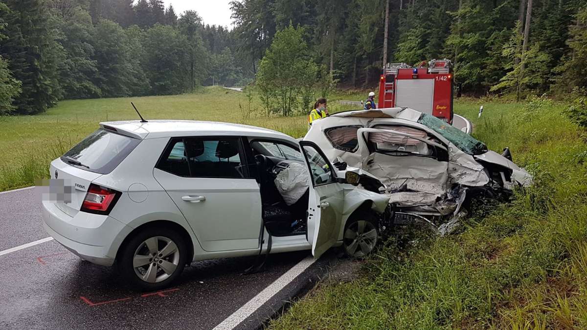  Ein tragischer Unfall hat sich am Montagmorgen in Oberreichenbach im Kreis Calw ereignet. Bei der Kollision zweier Autos ist eine 45-Jährige gestorben, zwei weitere Menschen wurden verletzt. 
