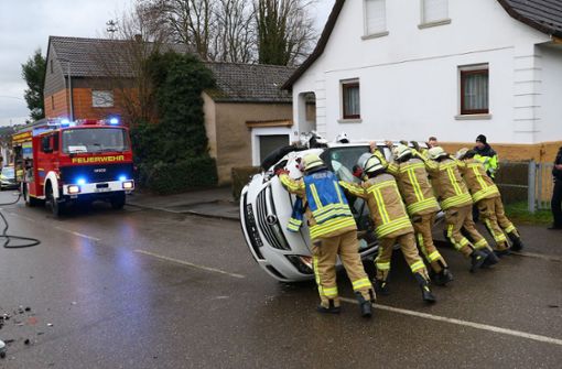 Die Feuerwehr richtete den Opel wieder auf. Foto: KS-Images.de/Andreas Rometsch