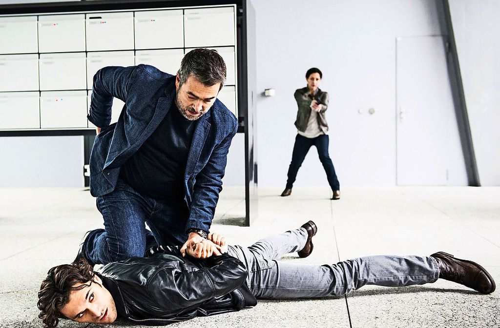 Reto Flückiger (Stefan Gubser, kniend) verhaftet einen Verdächtigen (Vladimir Korneev, liegend). Im Hintergrund: Flückigers Kollegin Liz Ritschard (Delia Mayer).
