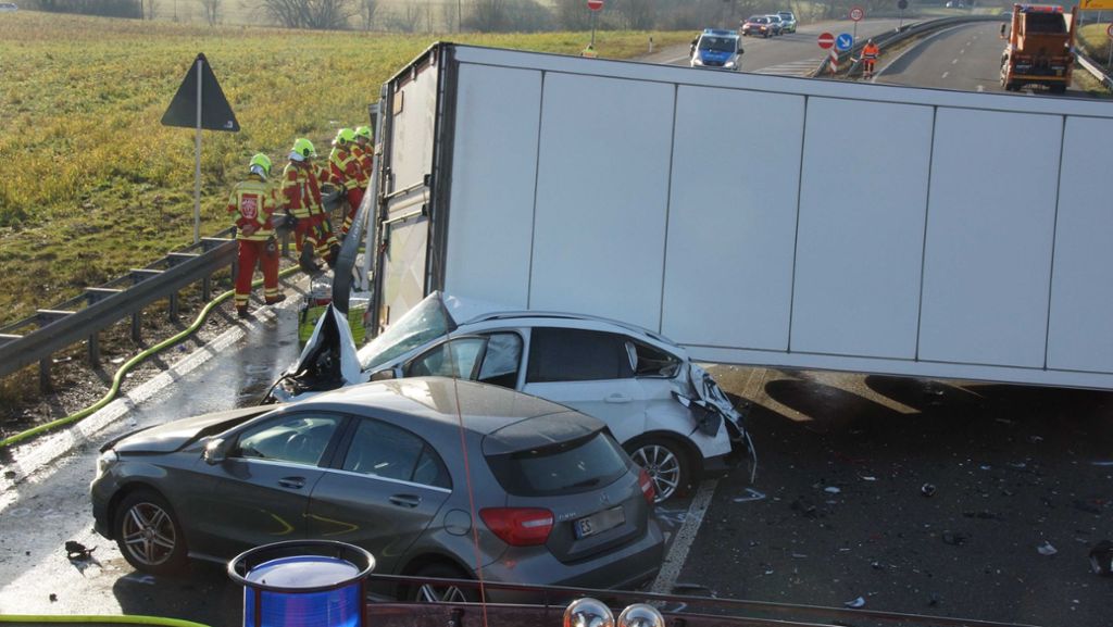Horror-Crash bei Metzingen: Ein Toter und drei Verletzte bei Unfall mit Laster