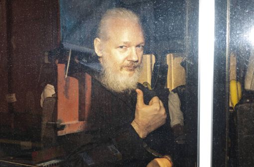 Julian Assange in Handschellen: Der Wikileaks-Gründer wurde am Donnerstag in London verhaftet. Foto: www.imago-images.de