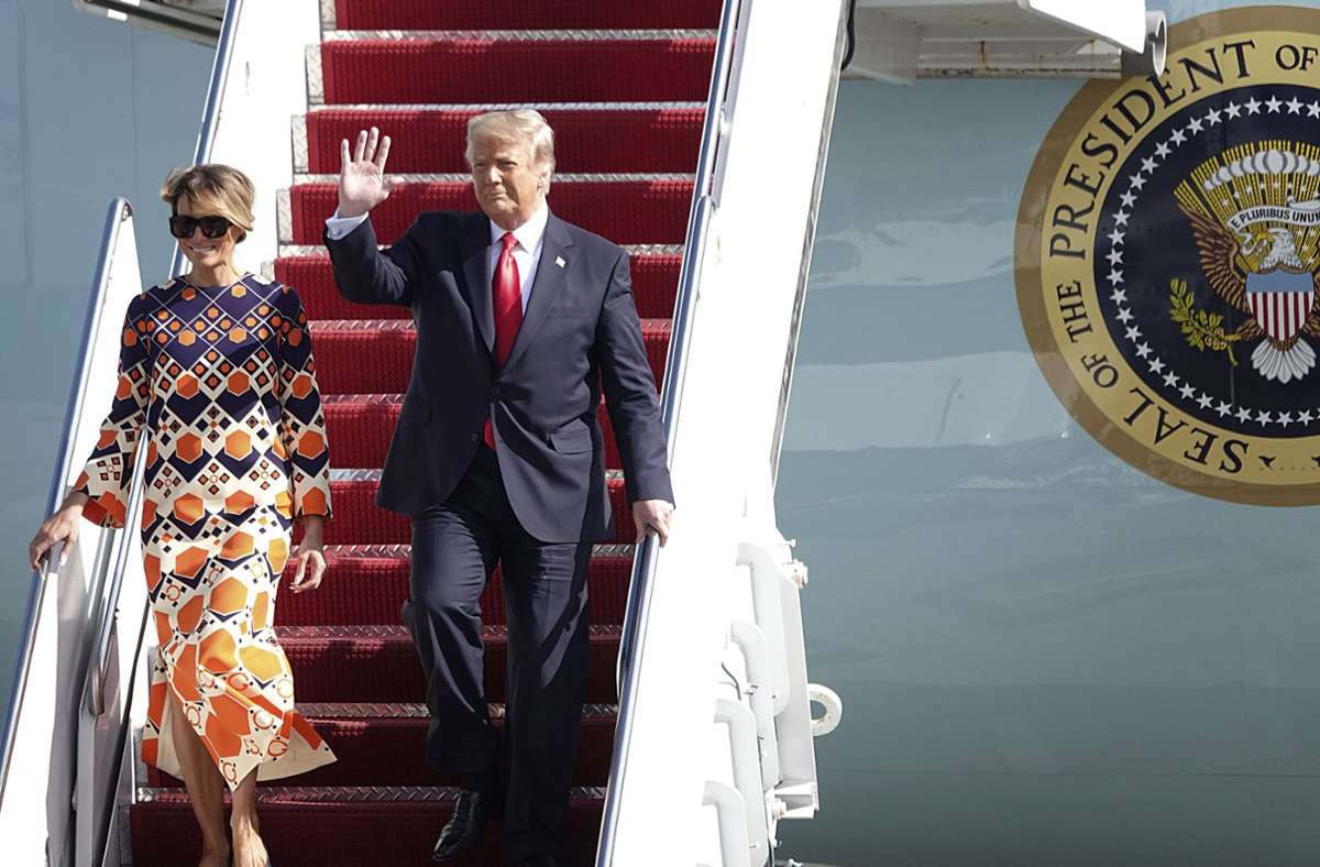 Die Ex-First-Lady hatte sich umgezogen – sie trug ein sommerlich-farbenfrohes Kleid.