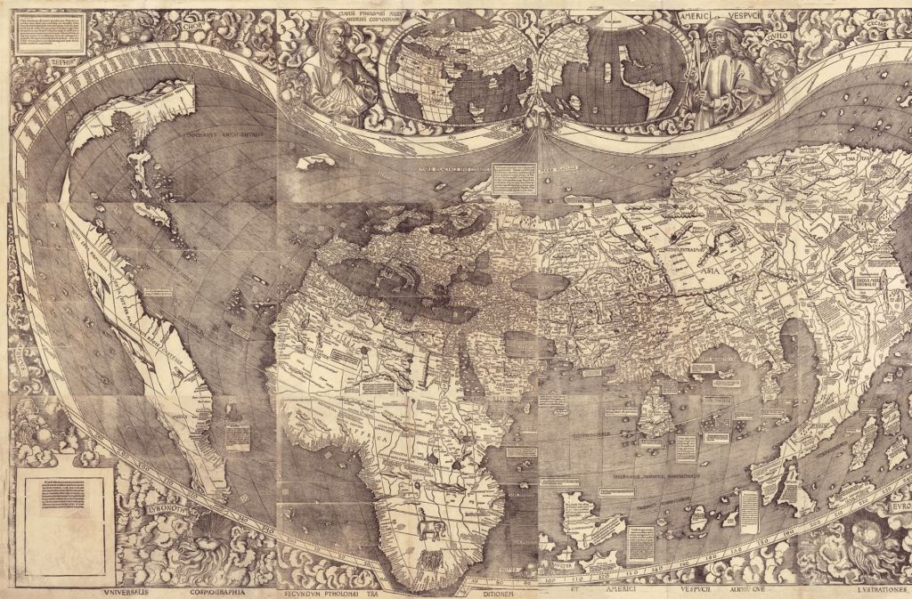 Martin Waldseemüller (1472-1520) war ein deutscher Kartograf, der die erste Weltkarte anfertigte, auf der die von Christoph Kolumbus entdeckten neuen Landmassen im Westen eingezeichnet waren. Er nannte sie nach dem Seefahrer Amerigo Vespucci „America“.