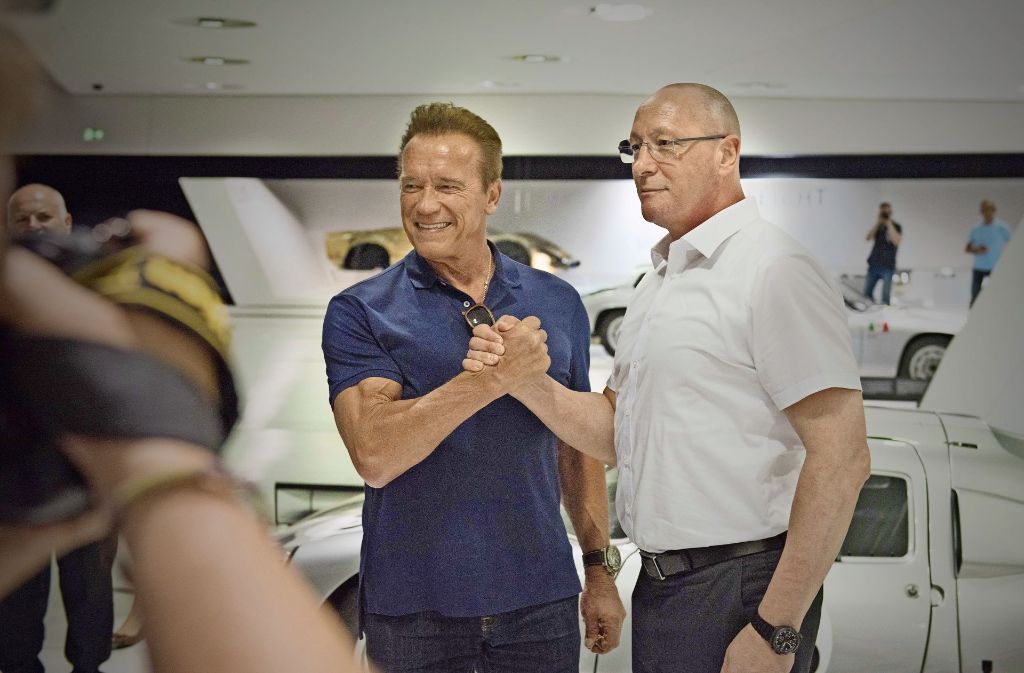 Armdrücken: Arnold Schwarzenegger und Uwe Hück (re.) im Porsche-Museum in Stuttgart-Zuffenhausen.