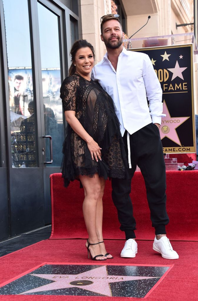 Eva Longoria und ihr Ehemann Jose Baston zeigen sich auf dem Walk of Fame...