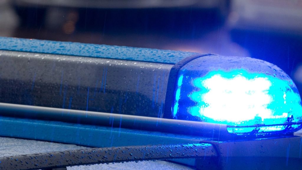 Blaulicht aus der Region Stuttgart: Motorradfahrer kracht gegen Polizeiauto und verletzt sich schwer