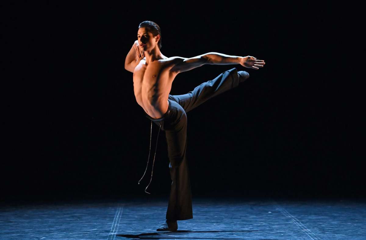 In einer Neufassung tanzte das Stuttgarter Ballett einen Galahit seines ehemaligen Hauschoreografen Marco Goecke. Ricardo Ferlito übernahm eine der drei Solo-Rollen in „A spell on you“.