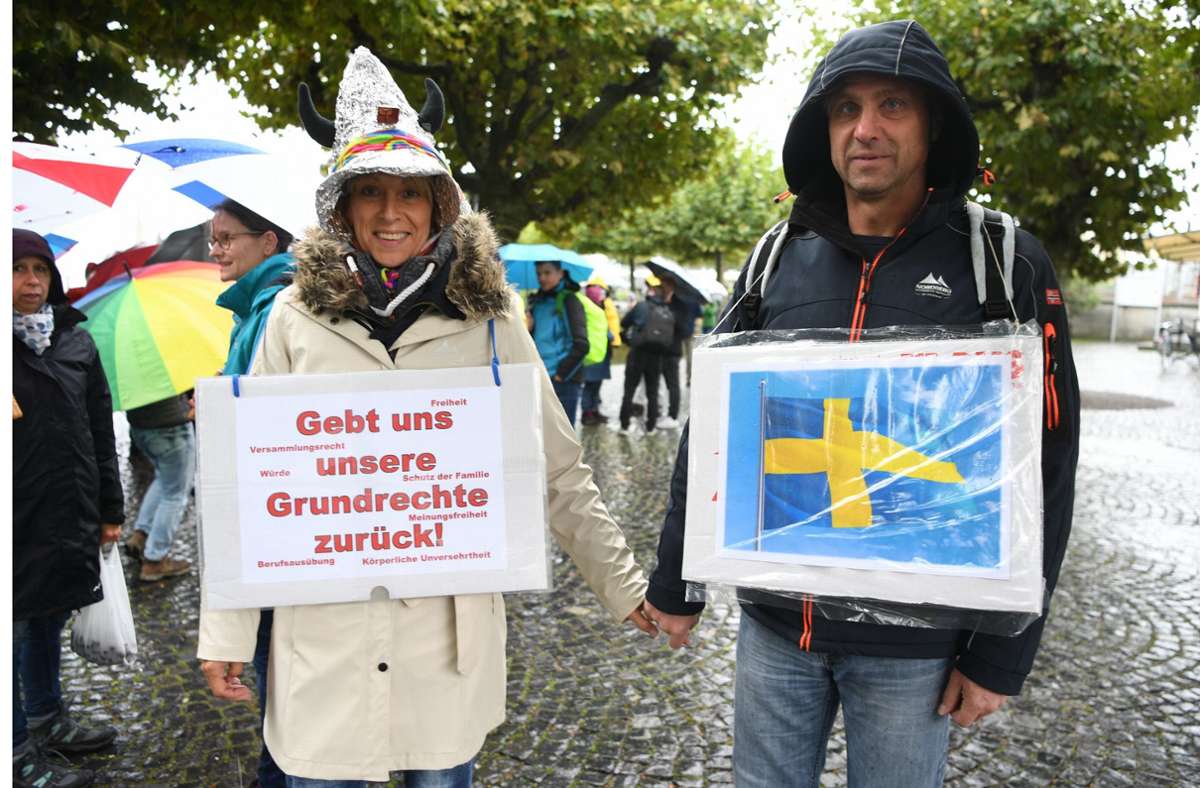 Die Skeptiker der Corona-Maßnahmen zeigten sich bereits am Samstag selbstironisch mit Aluhut. „Gebt uns unsere Grundrechte zurück“, steht auf dem linken Schild. Das rechte zeigt die schwedische Flagge. Offenbar ein Sympathisant der schwedischen Politik, die mit ihrem Sonderweg von sich reden machte.