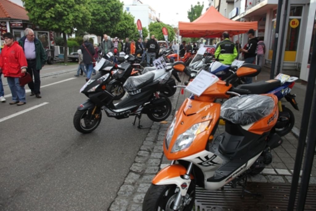 Stand mit Motorrollern in der Cannstatter Straße.