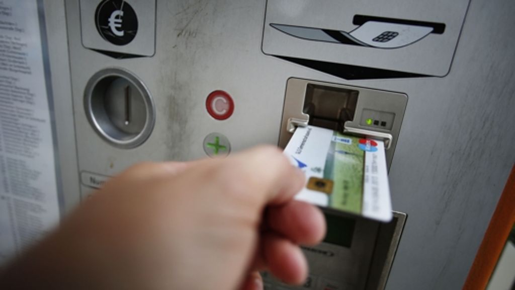 Öffentlicher Nahverkehr: Manche Scheckkarte  bleibt  im Fahrscheinautomat