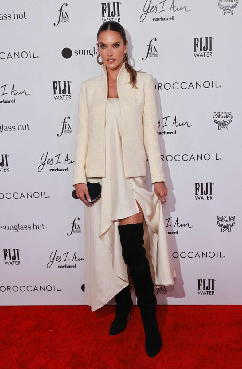 Alessandra Ambrosio setzt auf schlichte Eleganz. Das Topmodel könnte aber wohl ohnehin tragen, was sie will.