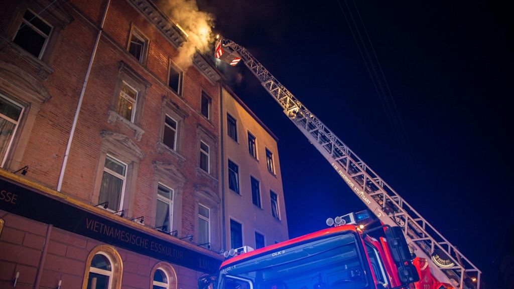 Dramatische Rettungsaktion in Stuttgart-Ost: Bewohner flüchten vor Flammen aufs Dach