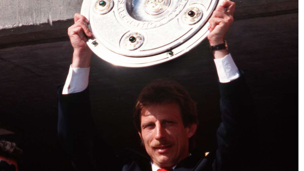  Am Montag erscheint die Autobiografie von Christoph Daum. Es geht um Champagner, Kokain – und drei denkwürdige Jahre auf der Trainerbank des VfB Stuttgart. 