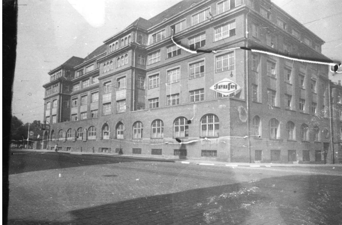 Vom 1900 errichteten Gebäude der Firma Teufel existieren nur noch die linken zwei Drittel. Die Firma stellte damals unter anderem Prothesen her.