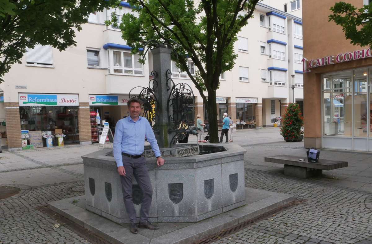 Mathias Rödl vor dem Egerländer Musikanten-Brunnen in der Wendlinger Stadtmitte.