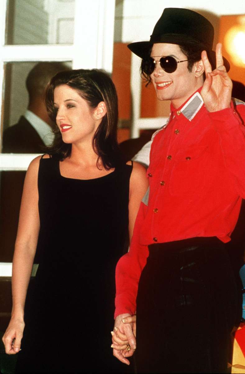 Für beide war es nicht die erste Ehe: Lisa Marie Presley, Tochter des „King“, wurde durch die Hochzeit mit Michael Jackson Ehefrau des „King of Pop“. Nicolas Cage war mit Patricia Arquette verheiratet.