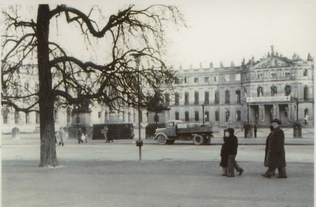 In der gesamten Innenstadt zeugten in den 1950er Jahren noch viele Ruinen von den Luftangriffen während des Krieges. Das Alte Schloss beispielsweise war schwer beschädigt worden, hier ein Bild aus dem Jahr 1952.