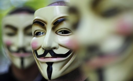 Die Aktivisten verbergen sich hinter Guy-Fawkes-Masken Foto: dapd