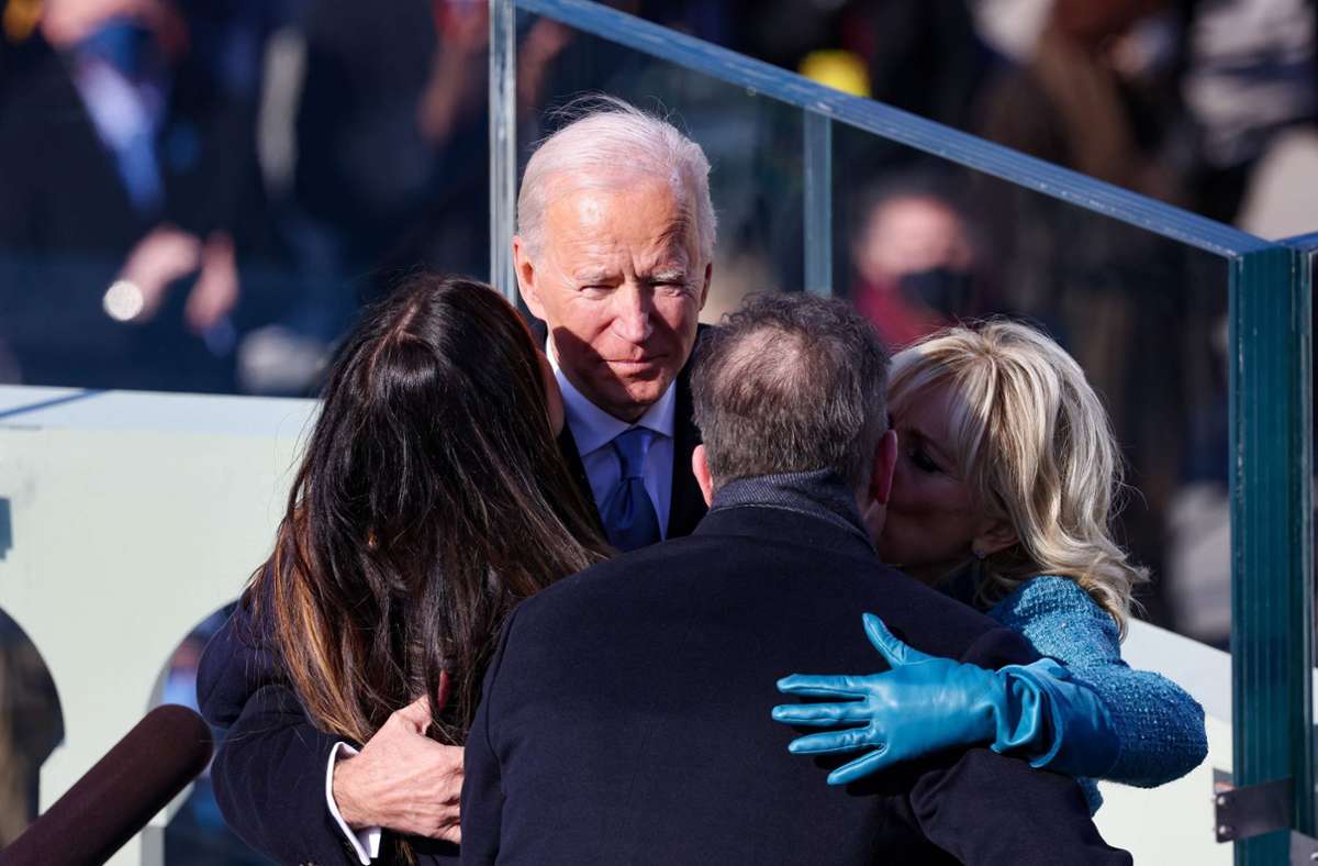 Joe Biden umarmt seine Kinder Ashley und Hunter und seine Frau Jill.
