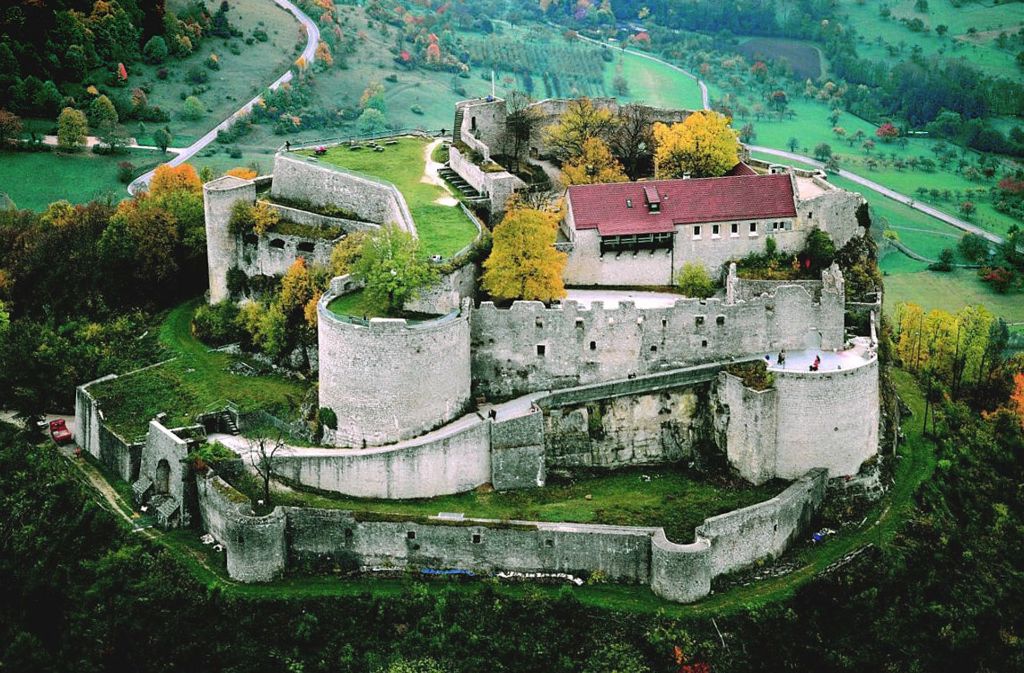 Hohenneuffen: Die Burg liegt oberhalb der Stadt Neuffen im Landkreis Esslingen. Sie wurde zwischen 1100 und 1120 von Mangold von Sulmetingen, der sich später von Neuffen nannte, erbaut