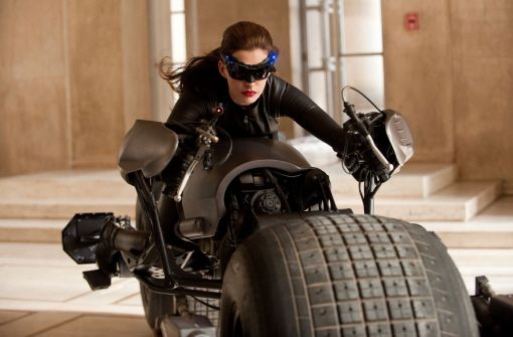 Eine ganz andere Seite zeigt Anne Hathaway 2012 in "The Dark Knight Rises", dem dritten Teil von Christopher Nolans Batman-Trilogie. Die Rolle der Catwoman ist auch ein kleiner Trost: 2009 war sie für eine Superheldinnen-Rolle im vierten Spiderman-Streifen vorgesehen - ein Arrangement, das dann aber doch nicht zustande kam.