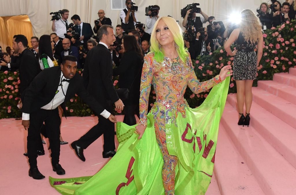 Donatella Versaces Outfit wird auf dem roten Teppich genau unter die Lupe genommen.