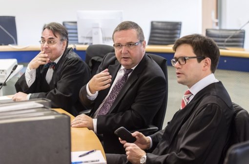 Stefan Mappus mit seinen Anwälten bei der mündlichen Verhandlung Foto: dpa