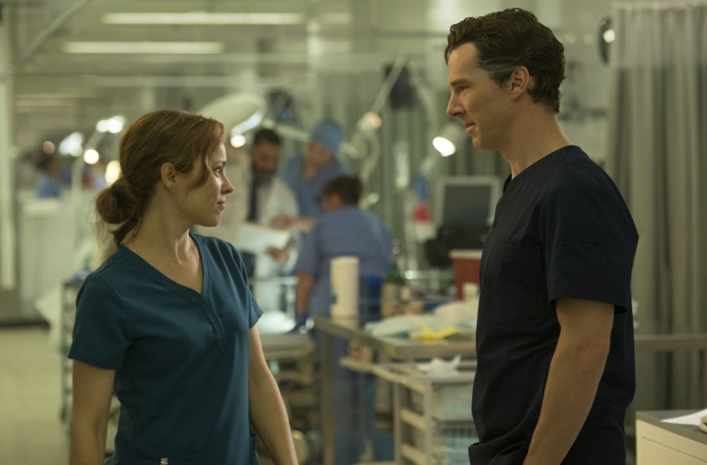 Dr. Palmer (Rachel McAdams) wird ihren Kollegen Stephen Strange (Benedict Cumberbatch) bald an anderes als die Medizin verlieren.