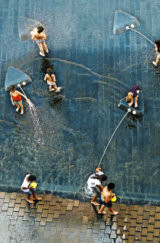 Auch am Mailänder Platz zwischen Milaneo und Stadtbibliothek locken Wasserspiele vor allem die Jüngeren zum Abkühlen ein.