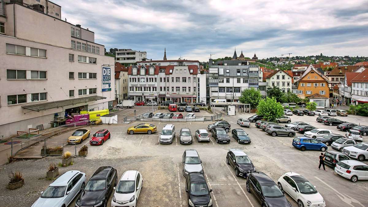  Für das umstrittene Bauprojekt auf dem Karstadt-Areal zeichnet sich eine deutliche Mehrheit ab: SPD, Freie Wähler, CDU und FDP wollen am Montag dafür die Hand heben. Damit verbunden ist zumindest der dringende Wunsch, Karstadt in Esslingen zu halten. 