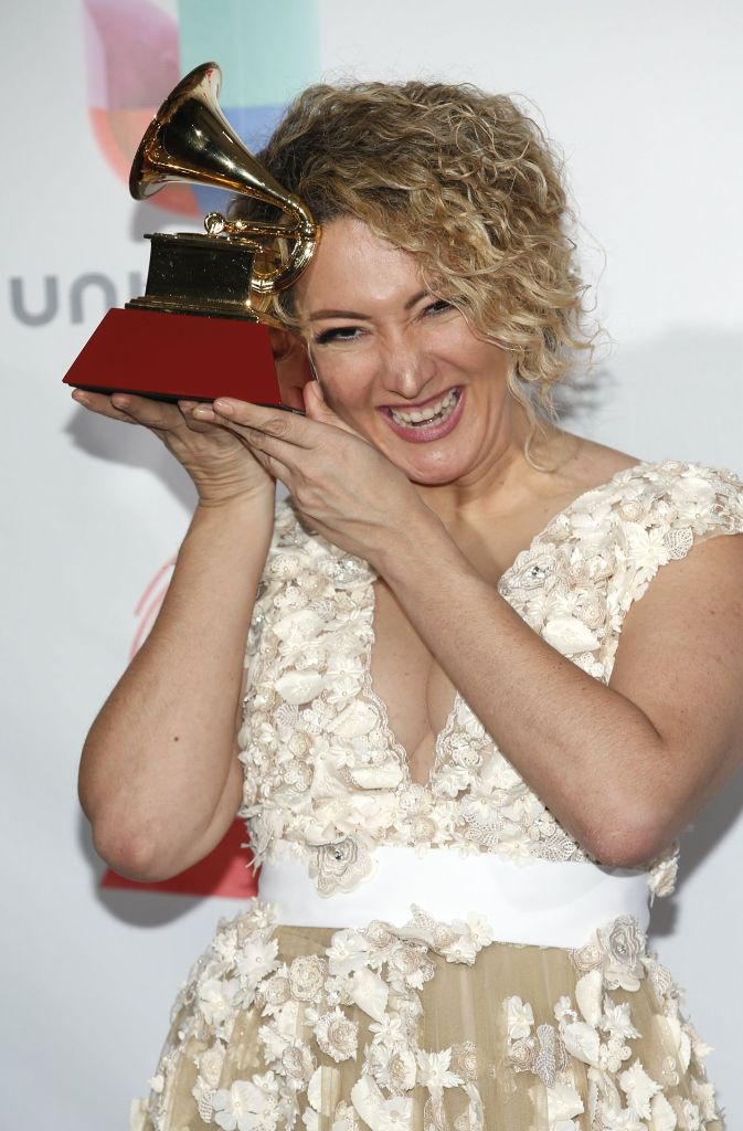 Die Songwriterin Erika Ender freut sich über ihren Award.
