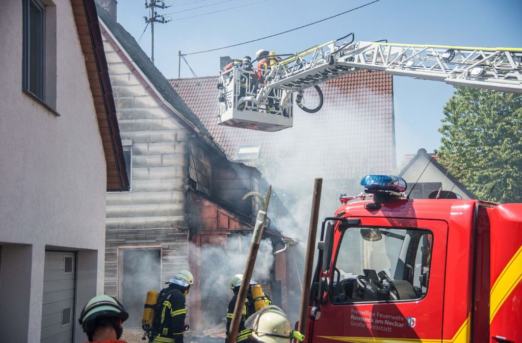 In Waiblingen-Bittenfeld hat es gebrannt: Das Feuer brach im Anbau eines Wohnhauses aus und griff auf die Fassade des Gebäudes über.