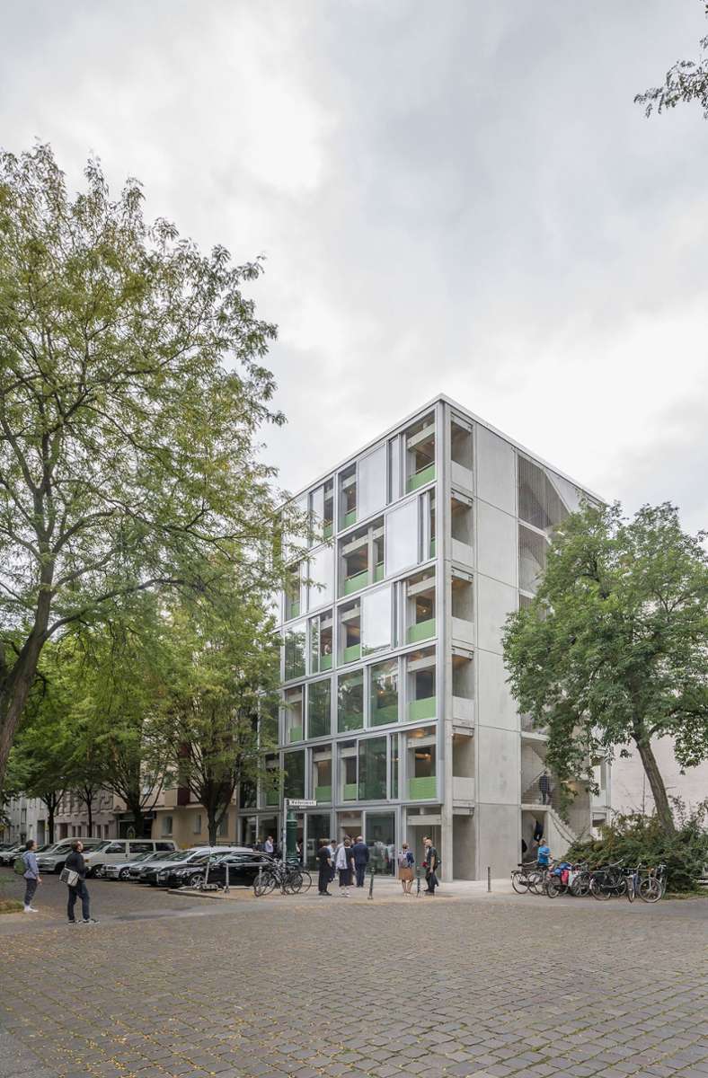 In Berlin findet sich ein weiterer Finalist: das Wohnregal von Far Frohn & Rojas – „ein überzeugendes Beispiel großer Experimentierfreude“, wie die Jury urteilte. Die Architekten haben die serielle Produktions- und Konstruktionsweisen aus dem Industriebau auf ein Eckwohnhaus übertragen.