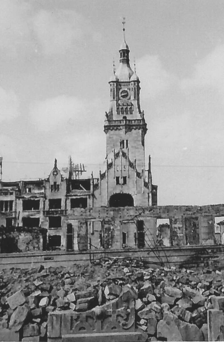 Übrigens sah das Stuttgarter Rathaus nicht immer so aus: Dieses Bild wurde direkt nach der Zerstörung im II. Weltkrieg aufgenommen, vermutlich im Jahr 1945.