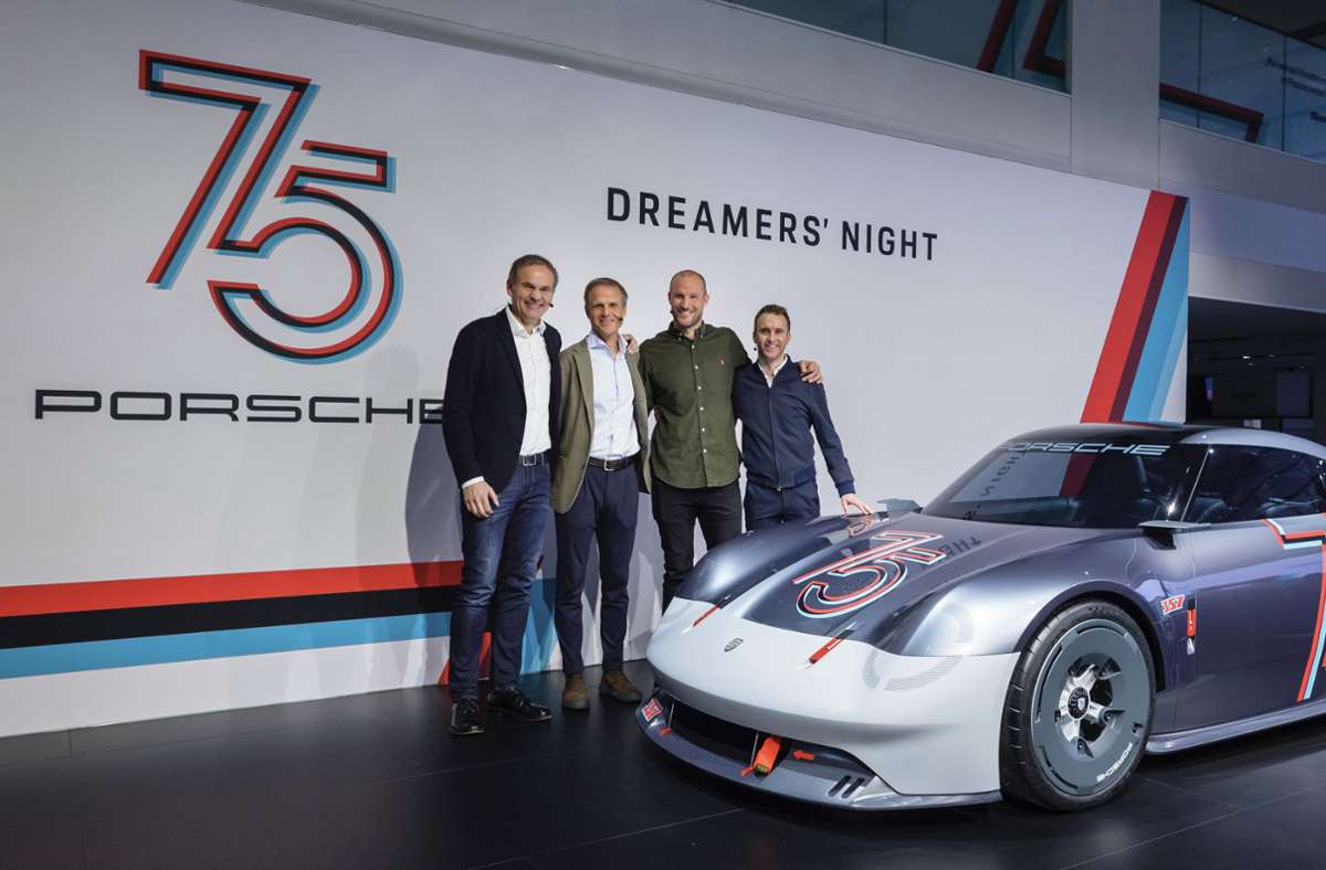 Bei der Dreamers’ Night hat Porsche-Chef Oliver Blume (links) in Berlin eine Ausstellung miteröffnet, die sich dem Jubiläumsjahr bei Porsche widmet. Die Sonderausstellung „Driven by Dreams. 75 Jahre Porsche Sportwagen“ ist bis zum 10. September im „Drive Volkswagen Group Forum“ zu sehen.