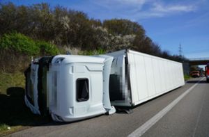 Autobahn bei Kirchheim: A8 wegen umgekipptem Lkw gesperrt