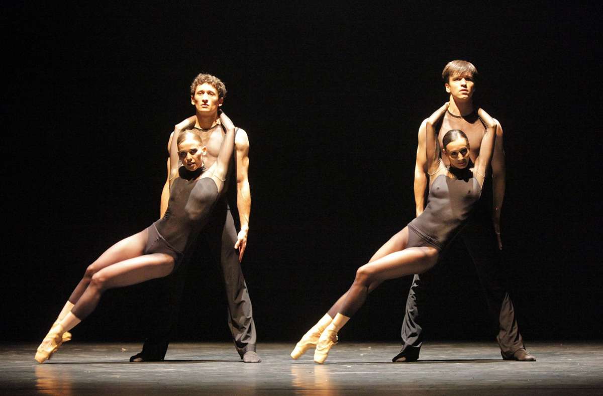 Als Tänzer begann Demis Volpis Karriere 2004 beim Stuttgarter Ballett. Diese Szene zeigt ihn 2011 in Katarzyna Kozielskas Noverre-Debüt „Der richtige Ort“ als Partner von Myriam Simon (rechts) mit Katja Wünsche und Thomas Danhel.