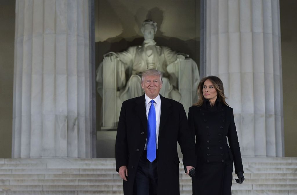 Das ehemalige Model Melanie Trump trägt beim Besuch des Lincoln Memorial einen Mantel von Alexander McQueen.