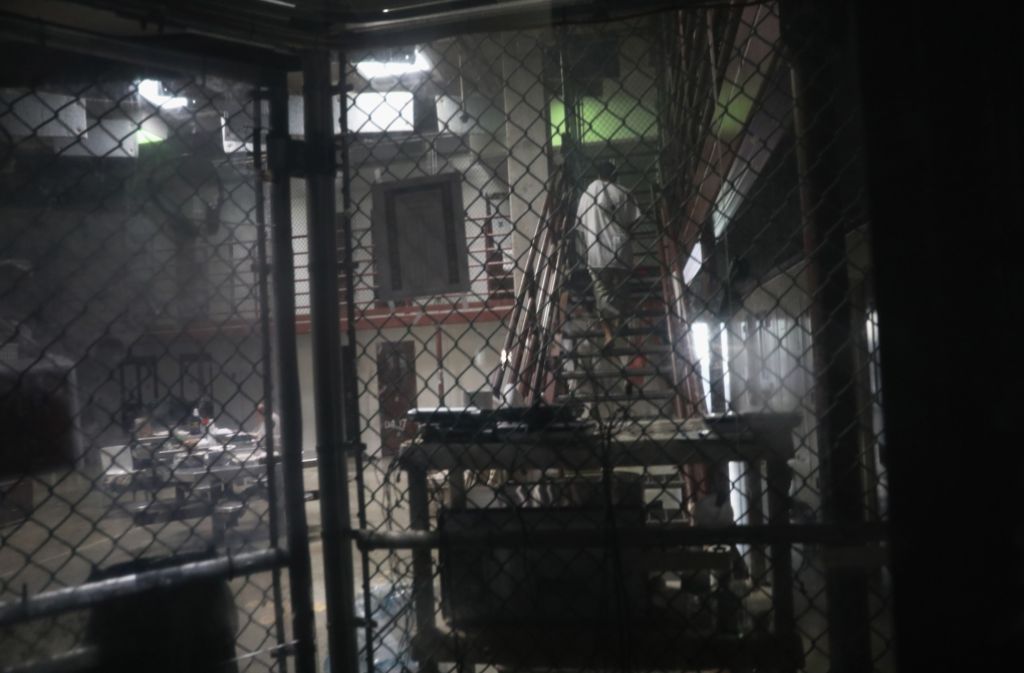 Ein Gefangener auf dem Weg in eine Zelle: Momentan leben noch bis zu 60 Insassen in Guantánamo.